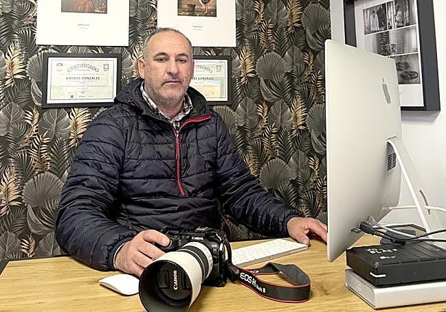 El fotógrafo Andrés González, en su estudio.